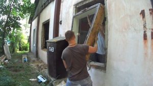 РАЗНЕСЛИ ПОЛ ДОМА / В ГОРОДЕ  ПОСТАВИЛИ НОВЫЕ ОКНА ремонт дома
