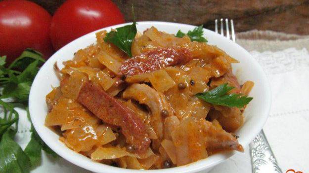 Тушеная капуста с куриной грудкой по-охотничьи