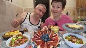 Мукбанг дорвалась до ВРЕДНОЙ ВКУСНЯТИНЫ! Вован ПРИКАЛЫВАЕТСЯ надо мной( Семейный ужин в России