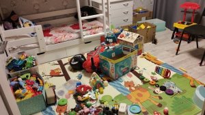 достали все игрушки в детской комнате, играем, детские игры