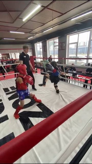 Артëм 7 лет 🔵, проба в Тайском боксе #рукопашныйбой vs #muaythai #shorts #соревнования #заруба