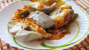 Минтай тушеный с овощами