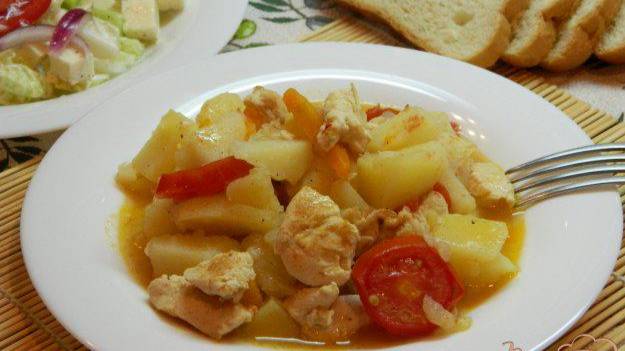 Тушеный картофель с мясом и помидорами