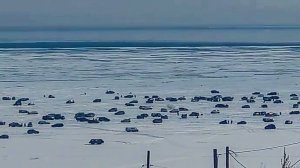 Рыбаки спасаются на машинах ломает лёд Магадан