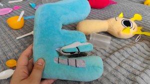 играем в букву Е алфавит лор для детей, мягкие игрушки буквы алфавита лора, alphabet lore