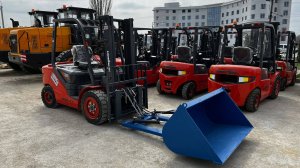 Работа ковша с креплением на вилы погрузчика