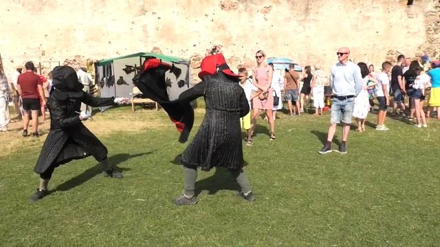 Фехтувальники на фестивалі «Дженджур Фист»  Пнівський замок смотреть онлайн