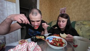 МУКБАНГ НАРЕЗКИ ЛУЧШЕЕ - ПЮРЕ С КОЛБАСОЙ / САЛАТ ОВОЩНОЙ / ТОРТ / MUKBANG АСМР 06. 04. 2025