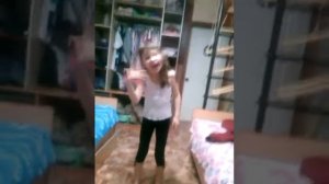 Девочка сошла сума смотреть всем.