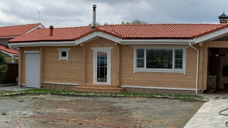 Баня в лесном острове из клееного бруса