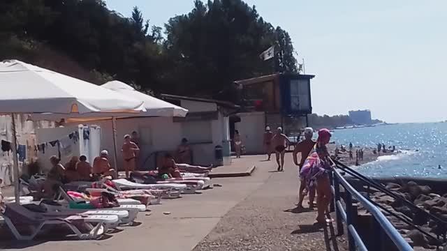 Народ загорает и купается с раннего утра на пляже без комплексов!!!