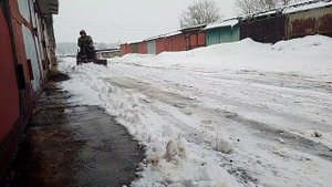 Весенняя уборка снега на минитракторе. Сделал резинку на отвал, испытание.