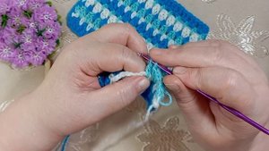 Этот узор просто находка для начинающих рукодельниц. Всего два ряда крючком и все счастливы