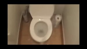 Как я хожу в туалет в школе:)