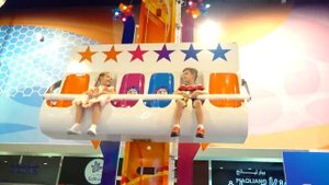 Диана и Рома - Диана и Рома с папой играют на детской площадке