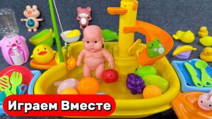 Играем в игрушки вместе ! Игры в бассейне для малыша ! Играем в игрушечную кухню для детей !