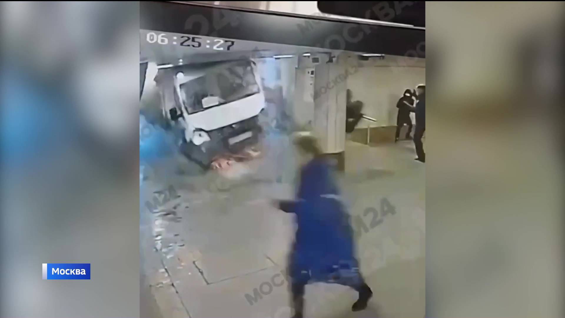 В Москве грузовая «Газель» с башкирскими номерами влетела в подземный переход станции метро