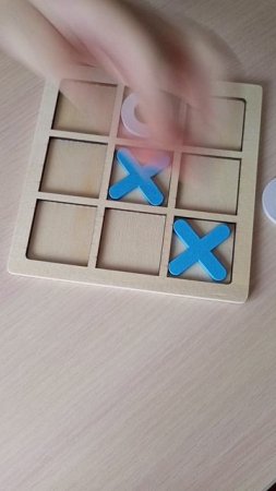 Катюша и Ванечка играют в игру: крестики-нолики.