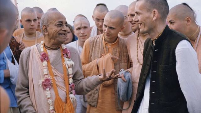 Утренняя прогулка 10 04 74 Бомбей, КБ гл 5 Беседа Нанды и Васудевы Что бы защитить Кришну Васуд смотреть онлайн