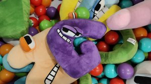 играем в мягкие буквы алфавита лор, alphabet lore играем с детьми