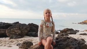 Милана читает стихотворение: «А чудеса на свете существуют!»