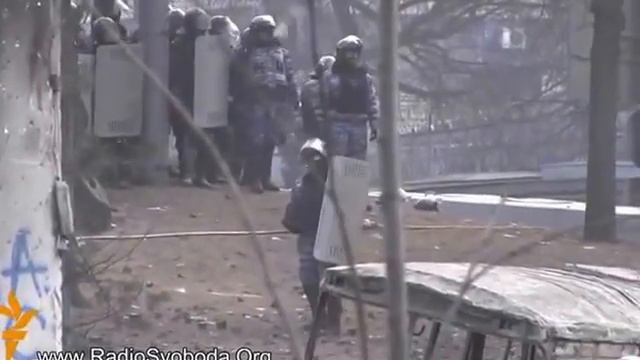 Украина - милиция показывает непристойные жесты- майдан