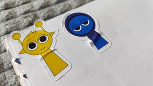 наклеиваем детские наклейки со спрунки в альбом, детские игры спрунки, детские наклейки