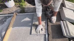 Виталя выкладывает тротуарную плитку своими руками. Участок перед домом выложен тротуарной плиткой.