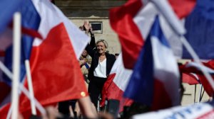 В Париже тысячи человек провели демонстрацию в поддержку Ле Пен