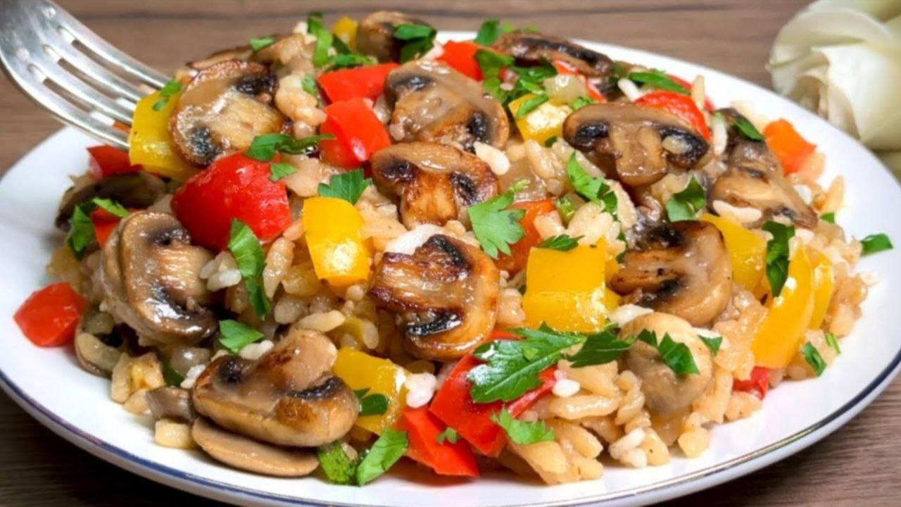 Рис с овощами и грибами на сковороде. Просто и невероятно вкусно
