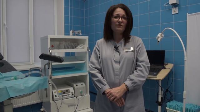 Акушер-гинеколог проводит лечение