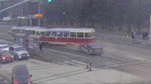 В Екатеринбурге автомобиль влетел в трамвай
