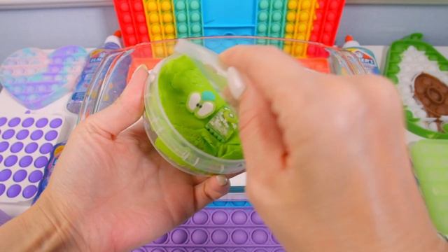 Зеленая и фиолетовая Косметика в слайм Кристи Чарм Слайм АСМР смотреть онлайн