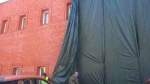 Монтаж сетки на фасад наземным способом.