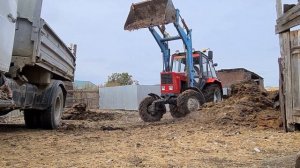 МТЗ-82 с ПКУ-0.8 грузит биоматериал в ЗИЛ 433360