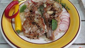 Свиной стейк на луковой подушке