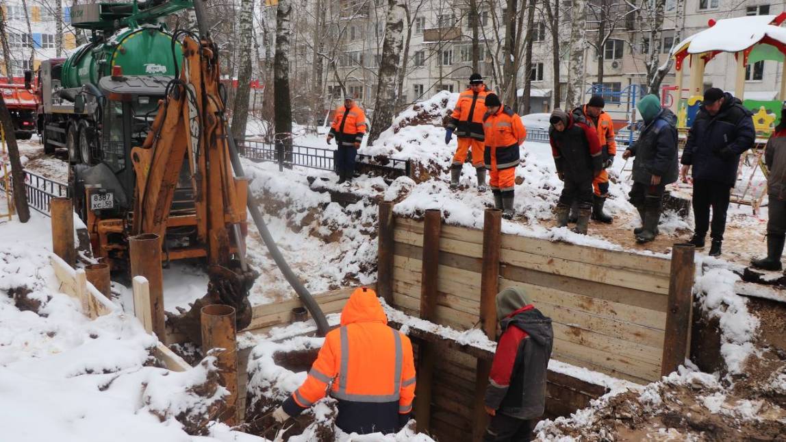 Продолжается устранение последствий провала грунта на Новомытищинском проспекте
