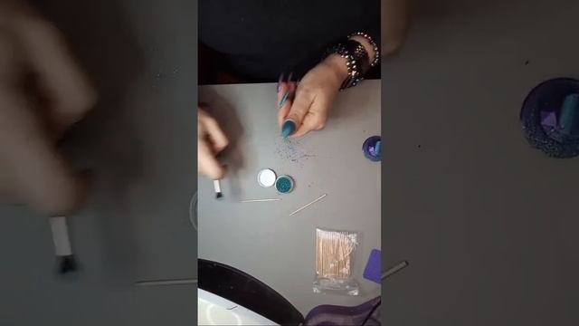 The Daily Nail: Holographic Nail Pigments: Let's Play! #diynails #nailart #gelnails смотреть онлайн