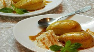 Груши в карамели с мороженым