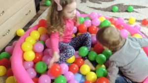 Бассейн с Шариками Ищем Сюрпризы.Видео для детей.