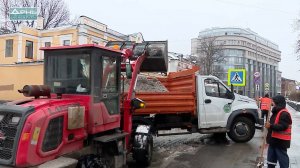 Последствия снегопада ликвидируют в Нижнем Новгороде дорожные и коммунальные службы города