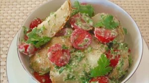 Салат из картофеля и томатов в орехово-чесночном соусе