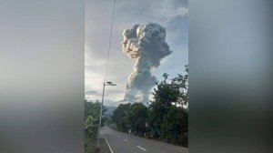 Взрывное извержение вулкана Канлаон на Филиппинах. Столб пепла и дыма поднялся на 4 километра