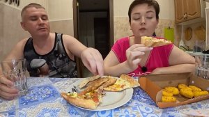 Мукбанг ОГРОМНОЙ ПИЦЦЕЙ ОТМЕТИЛИ моё ПОХУДЕНИЕ и КОЛЕНКУ) Семейный ужин наггетсы и шаурма