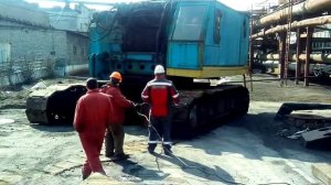 Начало погрузки крана СКГ 63/100 на трал
