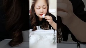 Грызёт лёд и горы снега из морозилки!