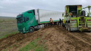 Работает грузовой эвакуатор. Достаём затонувшую в грязи фуру. 8 937 536 30 36