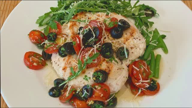 Куриная грудка с томатно-оливковой сальсой