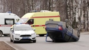 Автомобиль перевернулся  на крышу после столкновения с реанемобилем