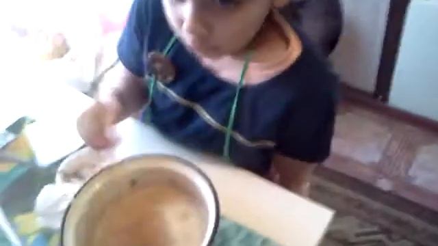 Алина помогает бабушке печь торт\Alina helps grandma bake a cake